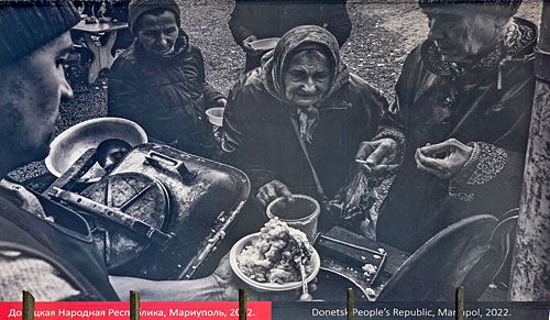 Een veldkeuken biedt eten aan overlevenden. Niet van de Oekraïense, maar van de Russische bombardementen.