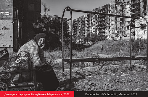 Een vrouw zit bij de resten van een bushalte. Een beeld dat typisch is voor een stad die door Rusland is vernietigd, niet door Oekraïne. De Russen presenteren deze foto’s als ‘bewijs’ van Oekraïense wreedheden, maar ze tonen slechts hun eigen misdaden.