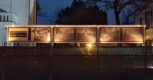 De propaganda bij de Russische ambassade wordt ’s avonds ‘sfeervol’ aangelicht