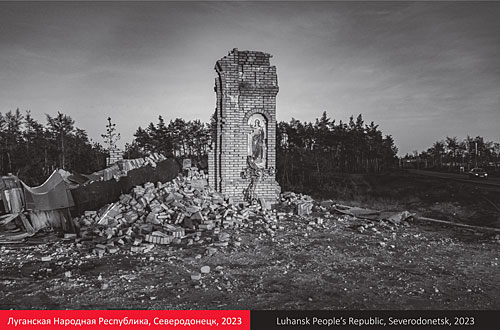 ‘Schade door Oekraïense aanvallen‚ in Sjevjerodonetsk Kunnen die Russen geen minder twijfelachtig voorbeeld geven van de ‘Oekraïens wreedheden?’. Nee, blijkbaar niet als je ook de andere foto’s bekijkt: die zijn net zo twijfelachtig.