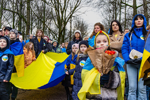Kinderen dragen de grote vlag