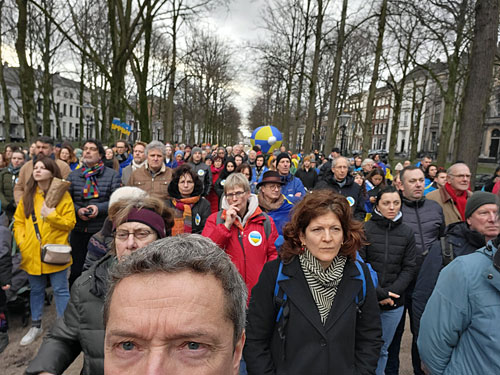 Демонстранти дивляться та слухають виступ президента Зеленського.