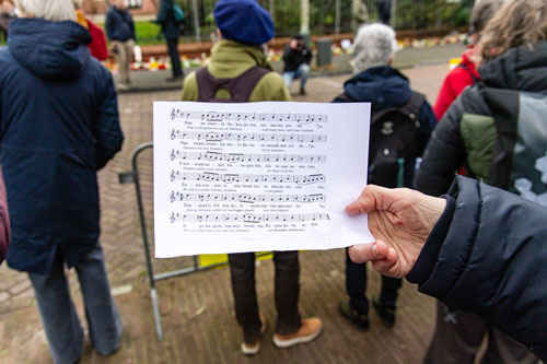 De tekst van het volkslied wordt fonetisch gezongen.
