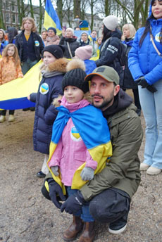 На Lange Voorhout. Багато біженців тут зі своїми дітьми.