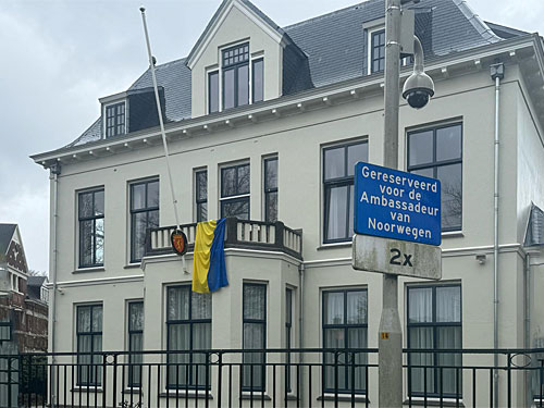 Ook de buren laten zich niet onbetuigd.
