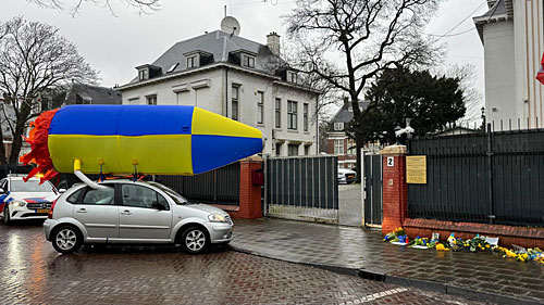 Een raket dreigt het ambassadeterrein te enteren. En het hek gaat nog (vergeefs) open ook...